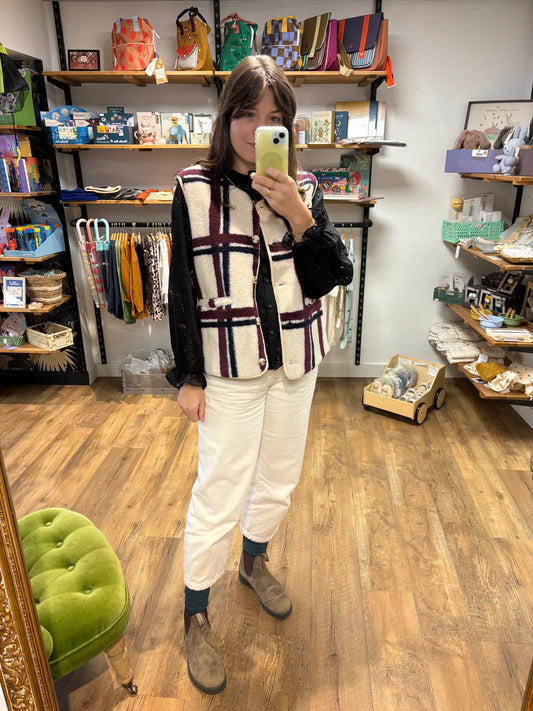 Focus sur le MUST HAVE de l'Automne Hiver 24/25 : la veste sans manche