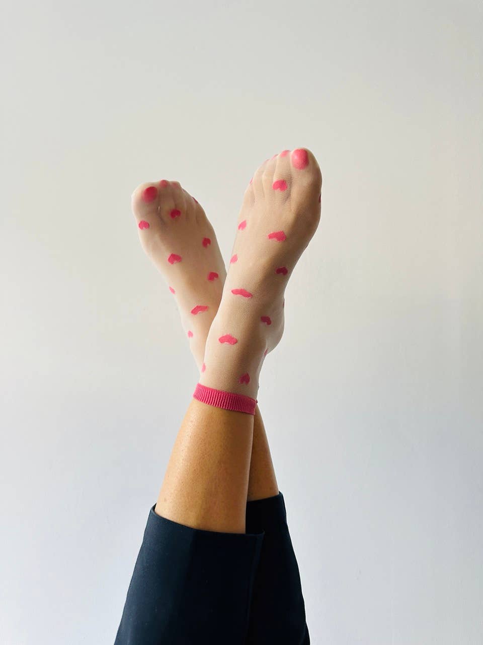 Louise - Chaussettes transparente femme petits coeur ROSES