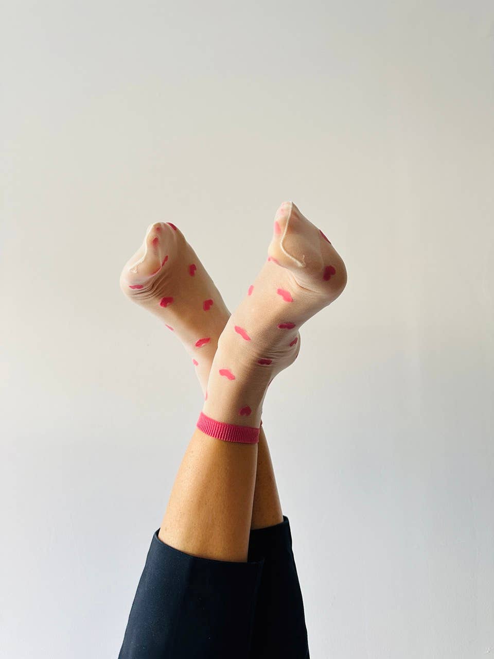 Louise - Chaussettes transparente femme petits coeur ROSES
