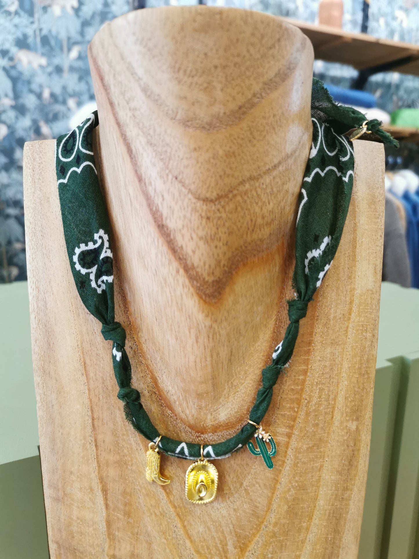 Collier BANDANA VERT